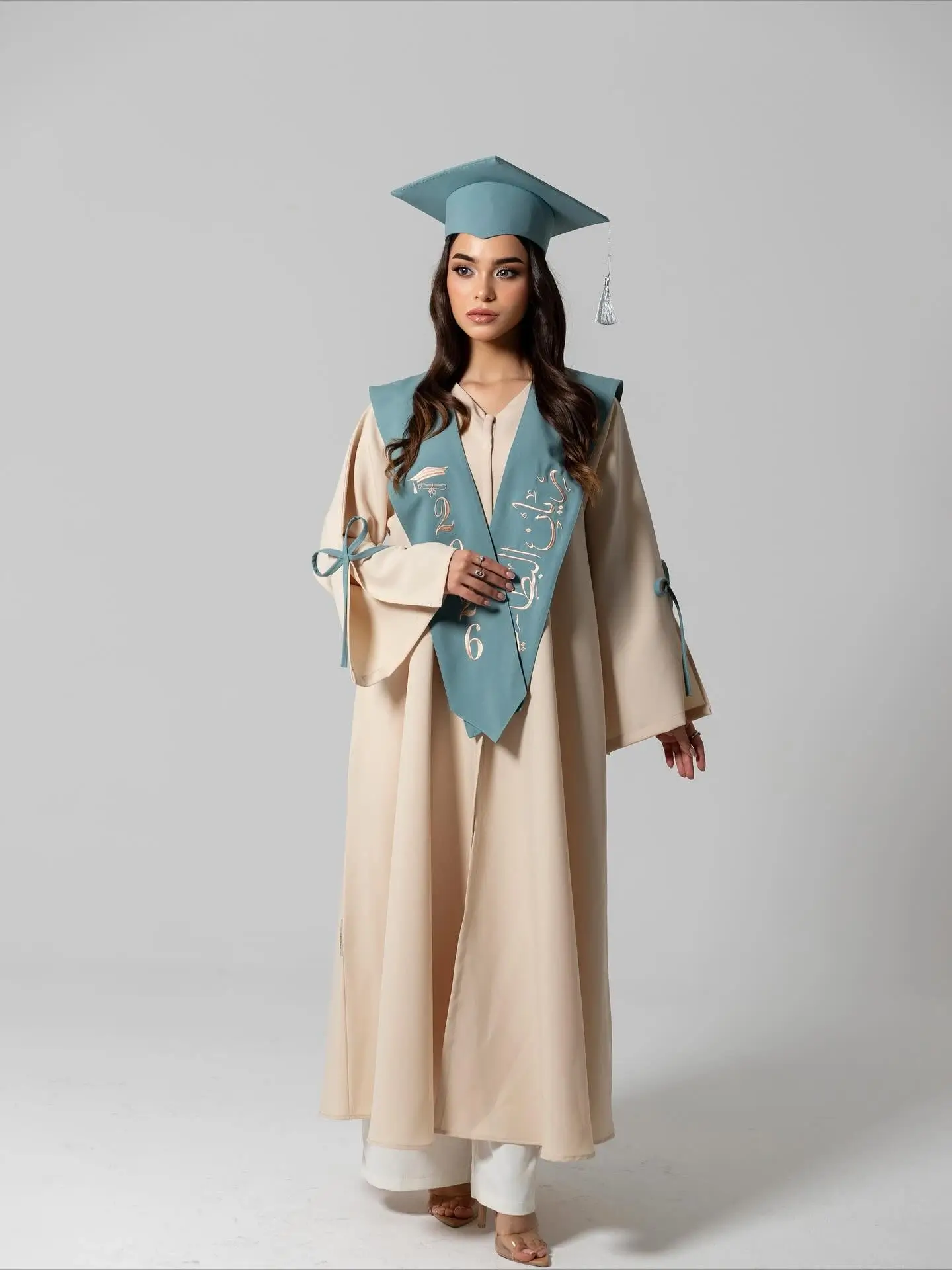 15 عباية تخرج بلون بيج ناعم - الصورة 1