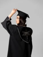 ⁦عباية تخرج سوداء كلاسيكية⁩ - الصورة ⁦3⁩