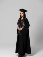 ⁦عباية تخرج سوداء كلاسيكية⁩ - الصورة ⁦2⁩